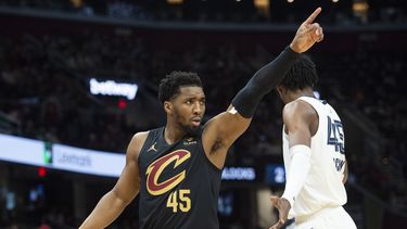 Donovan Mitchell de los Cavaliers de Cleveland señala a su equipo mientras GG Jackson de los Grizzlies de Memphis está cerca en el duelo del miércoles 10 de abril del 2024. (AP Foto/Phil Long)
