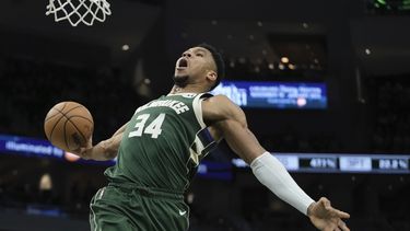 Con 55 puntos de Antetokounmpo, Bucks vencen a Wizards