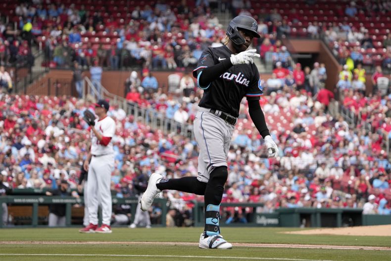 Nick Gordon (derecha) de los Marlins de Miami celebra tras conectar un jonrón ante los Cardenales de San Luis, el domingo 7 de abril de 2024. (AP Foto/Jeff Roberson)