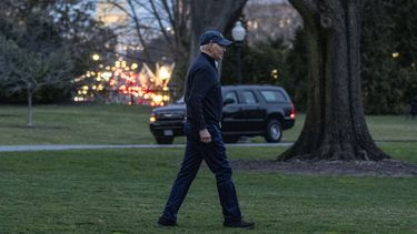 El presidente Joe Biden camina hacia el helicóptero Marine One en el jardín sur de la Casa Blanca, en Washington, el viernes 1 de marzo de 2024. (AP Foto/Andrew Harnik)