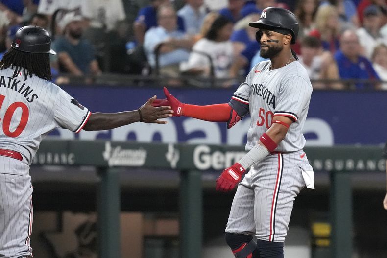 El boricua Willi Castro, de los Mellizos de Minnesota, recibe la felicitación del coach de la antesala Tommy Watkins, tras pegar un sencillo remolcador en el juego ante los Rangers de Texas, el sábado 17 de agosto de 2024 (AP Foto/LM Otero)