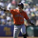 Mauricio Dubón, de los Astros de Houston, reacciona con sus compañeros de equipo en la banca después de batear un cuadrangular en contra de los Atléticos de Oakland, durante la novena entrada del juego de béisbol en Oakland, California, el domingo 23 de julio de 2023. (AP Foto/Jeff Chiu)