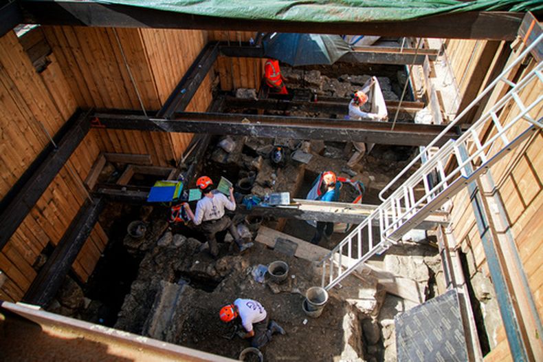 Arqueólogos equipados con cascos de obra excavan 4 metros (13 pies) en la tierra durante excavaciones en el exterior de la catedral de Notre Dame, en París, el 1 de junio de 2026. (AP Foto/Nicolas Garriga)