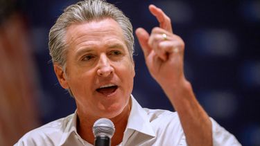 El gobernador de California, Gavin Newsom, habla en un evento de campaña de candidatos demócratas, el sábado 5 de septiembre de 2026, en Monroe, Carolina del Norte. (AP Foto/Nell Redmond)