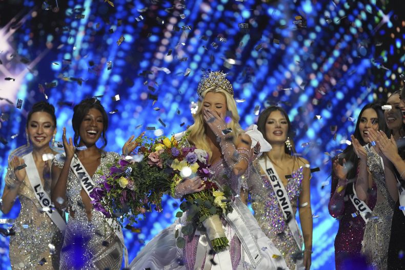 Miss Dinamarca Victoria Kjær Theilvig, al centro, reacciona después de ganar la 73ra edición de Miss Universo en Ciudad de México, el sábado 16 de noviembre de 2024. (AP Foto/Fernando Llano)