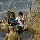 Agentes detienen a migrantes en la frontera entre Texas y México, el 3 de enero de 2024, en Eagle Pass, Texas. (AP Foto/Eric Gay, Archivo)