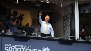 americateve | El comentarista de los Dodgers, Vin Scully, saluda al p&uacute;blico durante un partido entre los Dodgers y los Bravos de Atlanta el martes, 29 de julio de 2014, en Los Angeles. (AP Photo/Jae C. Hong)