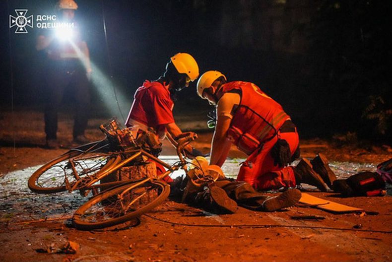 En esta imagen, distribuida por el Servicio de Emergencias de Ucrania, paramédicos atienden a un residente herido tras un ataque ruso con misiles en el centro de Odesa, Ucrania, el 17 de julio de 2026. ( Servicio de Emergencias de Ucrania vía AP)