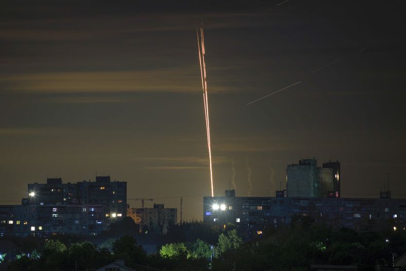 Cohetes rusos salen lanzados contra Ucrania desde la región rusa de Belgorod, visto desde Járkiv, Ucrania, el domingo 16 de julio de 2023. (AP Foto/Vadim Belikov)