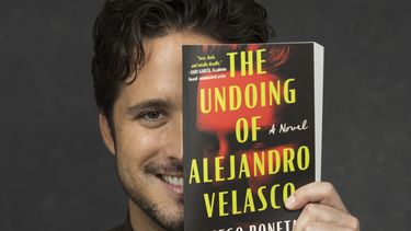 Diego Boneta posa para promocionar The Undoing of Alejandro Velasco (“La perdición de Alejandro Velasco”) el lunes 14 de abril de 2025, en Los Ángeles. (Foto Willy Sanjuan/Invision/AP)