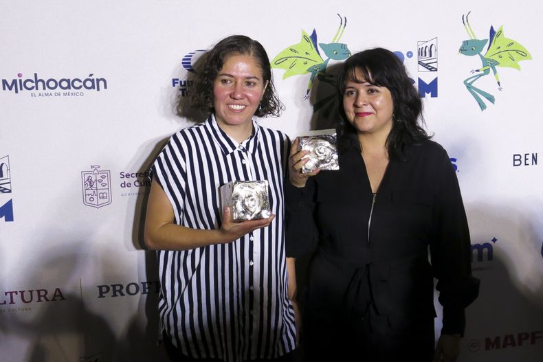 Las directoras Fernanda Valadez, izquierda, y Astrid Rondero de la película Sujo posan con los premios a mejor largometraje mexicano y mejor dirección en la ceremonia de la 22ª edición del Festival Internacional de Cine de Morelia, el viernes 25 de octubre de 2024, en Morelia, México. (Foto AP /Berenice Bautista)