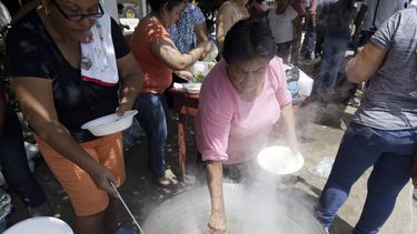 México comienza a atender a migrantes de caravana
