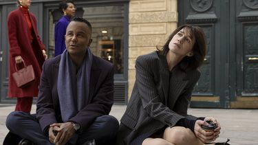 Esta imagen publicada por Amazon MGM Studios muestra a Yanic Truesdale, a la izquierda, y Charlotte Gainsbourg en una escena de Etoile. (Philippe Antonello/Amazon MGM Studios via AP)