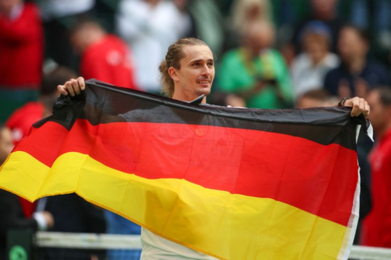 El alemán Alexander Zverev festeja tras vencer al croata Dino Prizmic para que su equipo avanzara al Final 8 de la Copa Davis el domingo 20 de septiembre del 2026. (Christoph Reichwein/dpa via AP)
