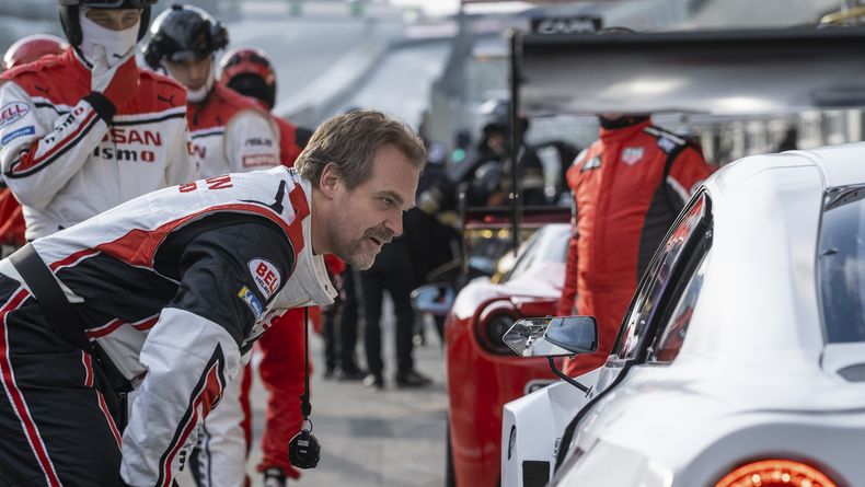 En esta imagen proporcionada por Sony Pictures, David Harbour en una escena de Gran Turismo. (Gordon Timpen/Sony Pictures vía AP)