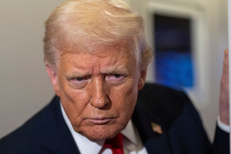 El presidente de Estados Unidos, Donald Trump, se inclina hacia delante para escuchar una pregunta mientras habla con periodistas durante un vuelo en el Air Force One desde la Base Conjunta Andrews a su finca de Mar-a-Lago en Palm Beach, Florida, el martes 25 de noviembre de 2025. (AP Foto/Alex Brandon)