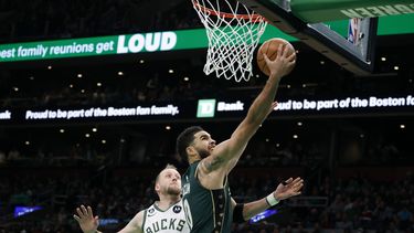 Celtics superan 139-118 a Bucks en duelo de líderes