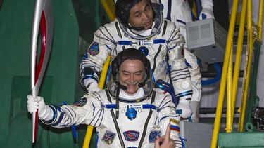americateve | El cosmonauta Mijail Tyurin sostiene la antorcha ol&iacute;mpica de los juegos invernales, antes de llevarla a bordo de un cohete Soyuz, hacia la Estaci&oacute;n Espacial Internacional. El cohete despeg&oacute; del Cosm&oacute;dromo de Baikonur, en Kazajs