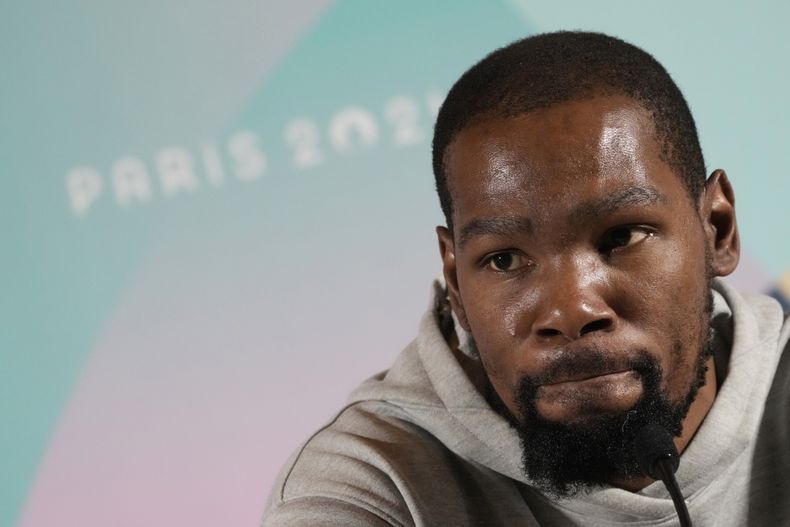 El basquetbolista estadounidense Kevin Durant durante una rueda de prensa de los Juegos Olímpicos, el jueves 25 de julio de 2024. (AP Foto/Michel Euler)