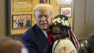 El expresidente Donald Trump (izq) abraza a Michaelah Montgomery, una activista local de derechas, en un restaurante Chick-fil-A en Atlanta, el 10 de abril de 2024. (Foto AP/Jason Allen)