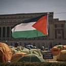 Una bandera palestina ondea al viento frente a un campamento en apoyo a los palestinos y contra la guerra en Gaza, en la Universidad de Columbia, el domingo 28 de abril de 2024, en Nueva York. (Foto AP/Andrés Kudacki)