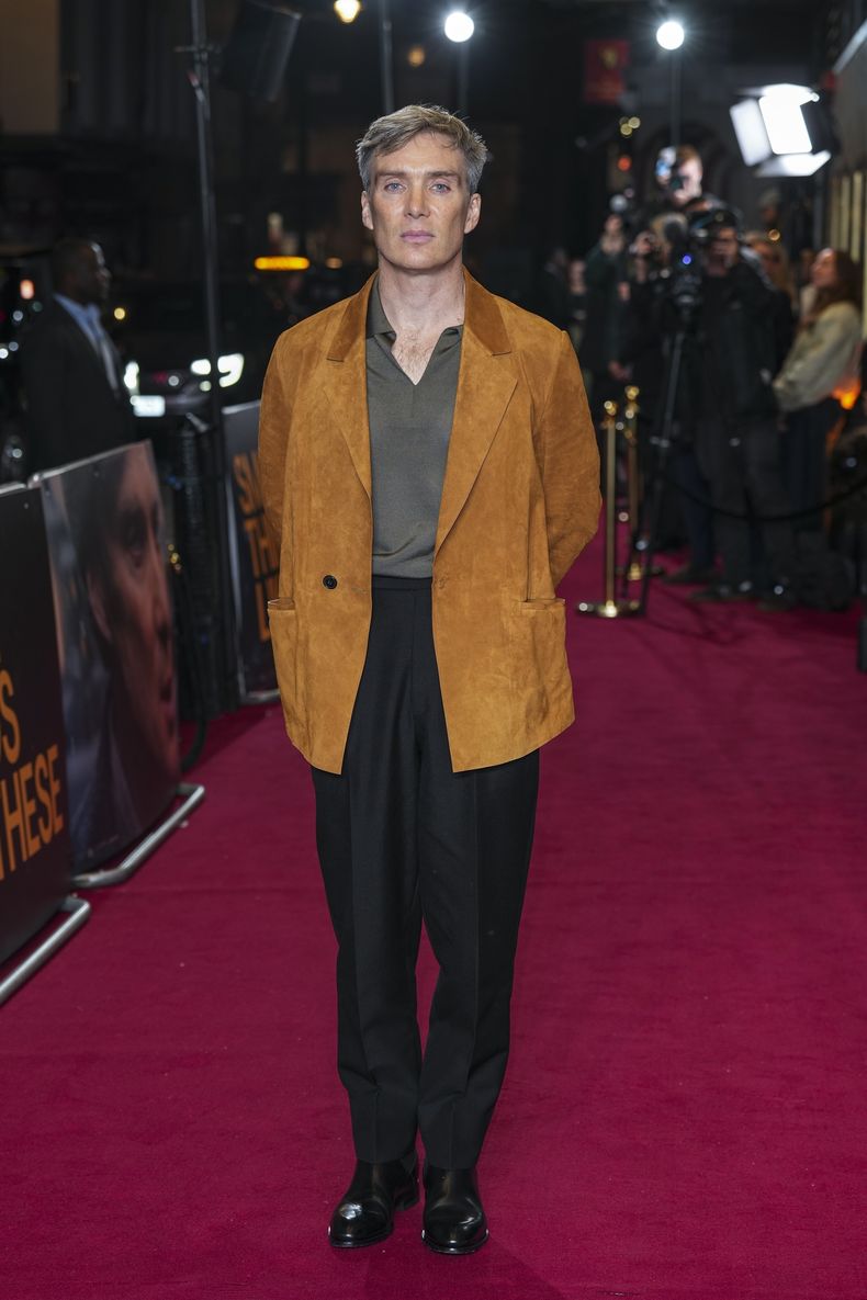 Cillian Murphy posa para los fotógrafos a su llegada al estreno de la película Small Things Like These el jueves 24 de octubre de 2024 en Londres. (Foto Scott A Garfitt/Invision/AP)