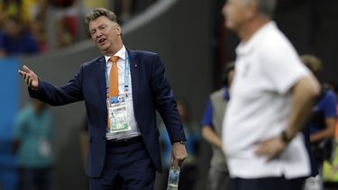 americateve | Louis van Gaal, entrenador de Holanda, a la izquieerda, durante el partido que sell&oacute; el despido del entrenador de Brasil, a la derecha y difuminado, Scolari. El 12 de julio de 2014 (AP Photo/Natacha Pisarenko)