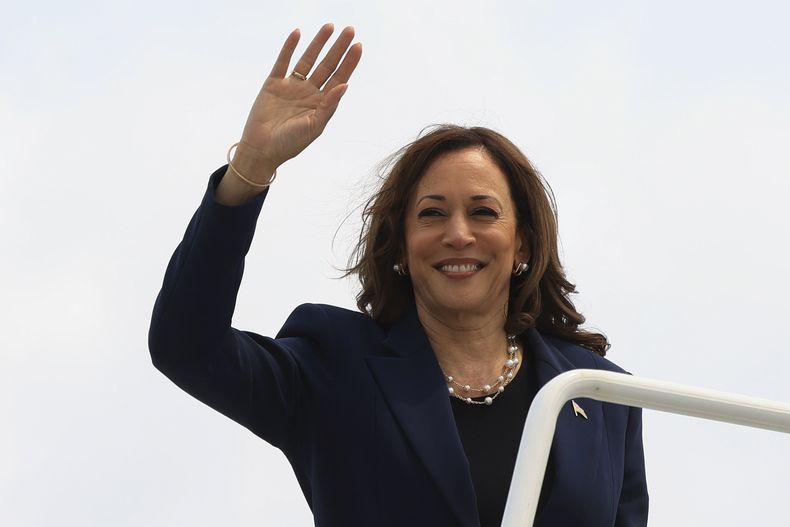 La vicepresidenta Kamala Harris saluda al abordar el Air Force Two después de un evento de campaña en Milwaukee, Wisconsin, el martes 23 de julio de 2024. (Kevin Mohatt/Pool vía AP)