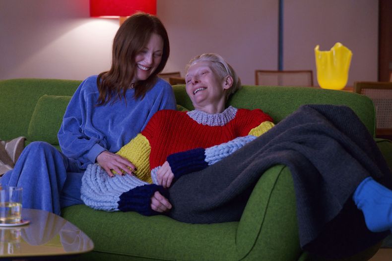 Esta imagen proporcionada por Sony Pictures Classics muestra a Julianne Moore, izquierda, y Tilda Swinton en una escena de The Room Next Door. (Sony Pictures Classics via AP)