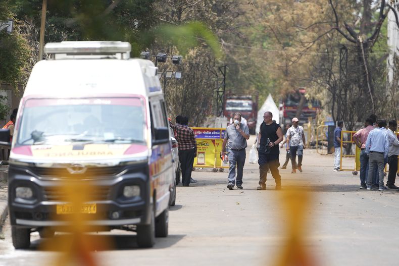 Investigadores salen tras visitar el lugar donde se estrelló un avión de Air India en Ahmedabad, India, el domingo 15 de junio de 2025. (AP Foto/Ajit Solanki)