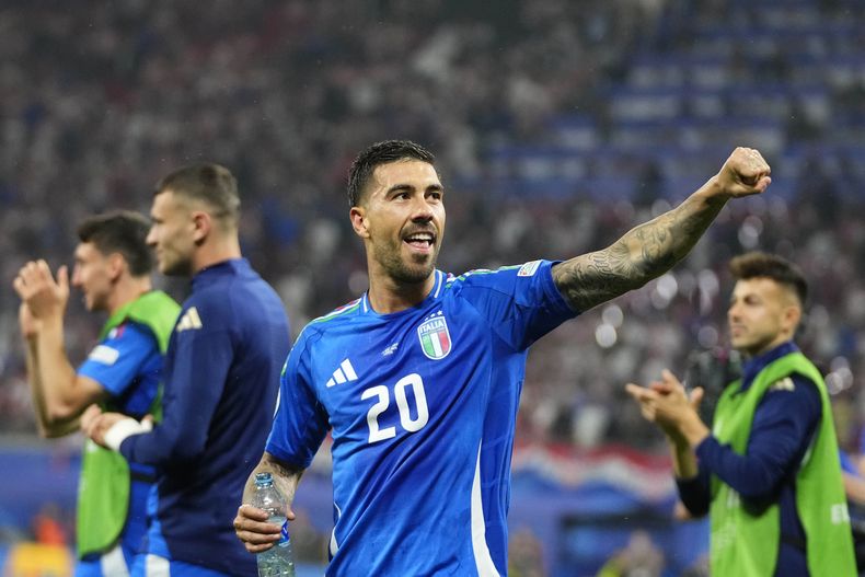 El italiano Mattia Zaccagni celebra tras el triunfo ante Croacia en el último encuentro del Grupo B en la Eurocopa el lunes 24 de junio del 2024. (AP Foto/Petr David Josek)