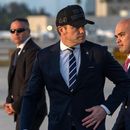 El secretario de Defensa, Pete Hegseth (izquierda, con gorra), y Walt Nauta, asesor personal del presidente Donald Trump, descienden del Air Force One el sábado 7 de marzo de 2026, en el Aeropuerto Internacional de Miami. (AP Foto/Mark Schiefelbein)