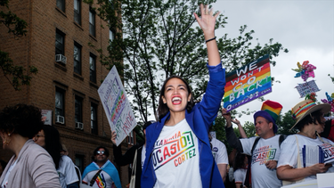 una latina socialista democratica de 28 anos derrota a un veterano congresista de nueva york