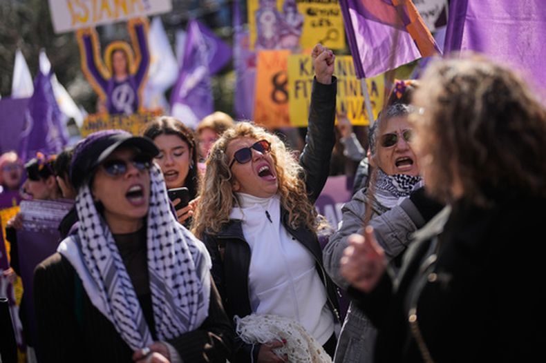 Mujeres lanzan consignas durante una protesta por el Día Internacional de la Mujer en Estambul, Turquía, el domingo 8 de marzo de 2026. (Foto AP/Khalil Hamra)