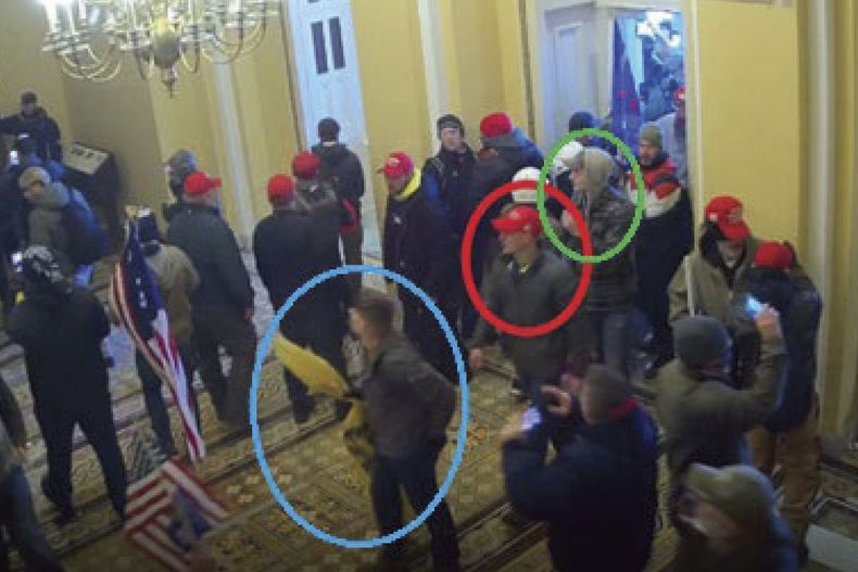ARCHIVO - En esta imagen del video de la Policía del Capitolio de EEUU, se ve a Joshua Abate, con un círculo verde; Micah Coomer, con un círculo rojo, y Dodge Dale Hellonen, con un círculo azul, todos ellos marines en servicio participando en el asalto a la sede del Congreso el 6 de enero de 2021 en Washington. (Departamento de Justicia vía AP, Archivo)