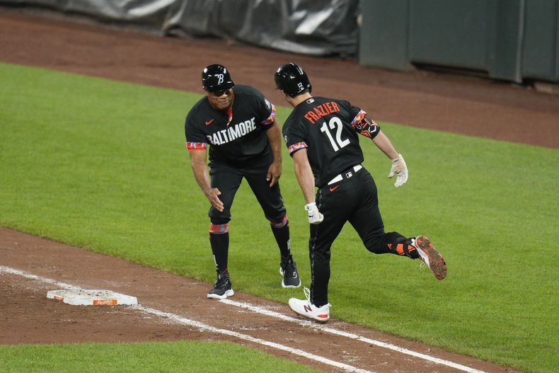 Adam Frazier, de los Orioles de Baltimore, festeja luego de conectar un jonrón en el duelo del viernes 14 de julio de 2023, ante los Marlins de Miami (AP Foto/Jess Rapfogel)