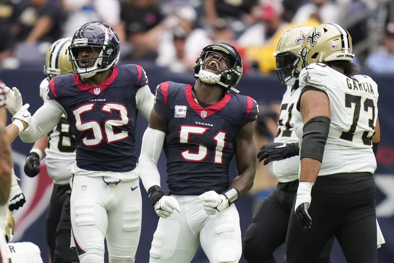 El defensive end Will Anderson Jr. (51) , de los Texans de Houston, festeja tras una captura al quarterback Derek Carr, de los Saints de Nueva Orleans, el domingo 15 de octubre de 2023, en Houston. (AP Foto/Eric Christian Smith)
