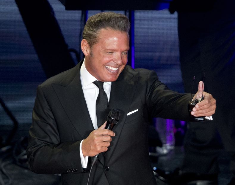 ARCHIVO - Luis Miguel en el primer concierto de su gira México por Siempre en el Auditorio Nacional de la Ciudad de México en una fotografía de archivo del 21 de febrero de 2018. Luis Miguel ha interpretado boleros en su carrera. El género musical fue inscrito en la Lista Representativa del Patrimonio Cultural Inmaterial de la Unesco gracias a una iniciativa impulsada por México y Cuba, el 5 de diciembre de 2023. (Foto AP/Eduardo Verdugo, archivo)