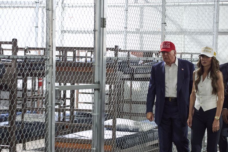 El presidente estadounidense Donald Trump visita un nuevo centro de detención para migrantes en Ochopee, Florida, el martes 1 de julio de 2025. (AP Foto/Evan Vucci)