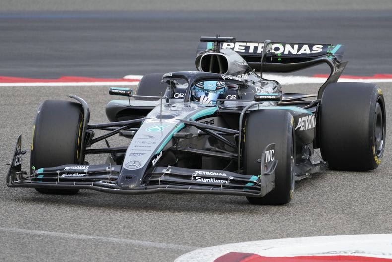 El piloto de Mercedes George Russell durante la pretemporada de la F1 en el circuito de Sakhir, Bahréin, el 28 de marzo de 2025. (AP Foto/Darko Bandic)