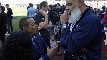 Tony Clark, director general del sindicato de peloteros, habla con la prensa antes del primer juego de la Serie Mundial entre los Yankees de Nueva York y los Dodgers de Los Ángeles, el viernes 25 de octubre de 2024 (AP Foto/Godofredo A. Vásquez)