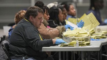 Trabajadores electorales procesan los votos por correo para las elecciones generales en el almacén electoral de Filadelfia, el martes 5 de noviembre de 2024, en Filadelfia. (AP Foto/Matt Rourke)