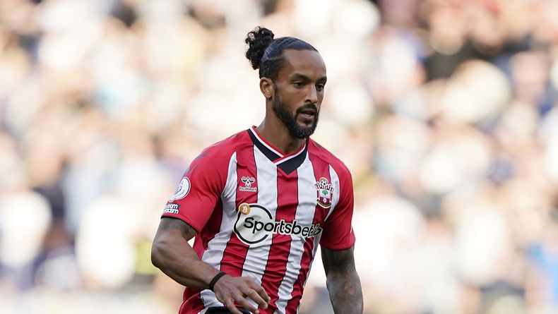 ARCHIVO - Foto del 16 de octubre del 2021, Theo Walcott del Southampton durante el encuentro ante el Leeds United en la Liga Premier. El viernes 18 de agosto del 2023, Walcott anuncia su retiro del fútbol a los 34 años. (AP Foto/Steve Luciano)