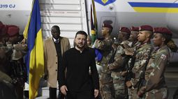 En esta imagen, distribuida por el Servicio de Comunicación e Información del gobierno de Sudáfrica (GCIS), el presidente de Ucrania, Volodymyr Zelenskyy, a su llegada a Pretoria, Sudáfrica, para una visita de Estado durante la que se reunirá con su homólogo sudafricano, Cyril Ramaphosa, el 24 de abril de 2025. (AP Foto/GCIS vía AP)