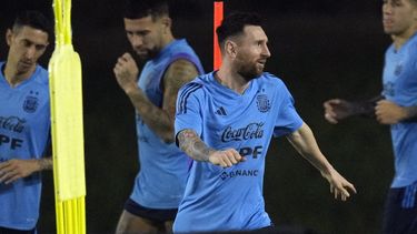 Van Gaal busca saldar cuenta pendiente con Messi y Argentina