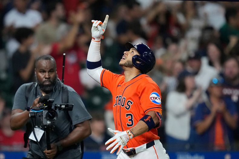 Jeremy Peña (3), de los Astros de Houston, celebra tras conectar un jonrón solitario durante la séptima entrada de un partido de béisbol contra los Guardianes de Cleveland, el viernes 19 de junio de 2026, en Houston. (Foto AP/Kevin M. Cox)