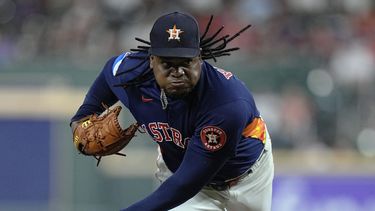 El abridor dominicano Framber Valdez, de los Astros de Houston, labora en el encuentro ante los Guardianes de Cleveland, el martes 1 de agosto de 2023 (AP Foto/Kevin M. Cox)