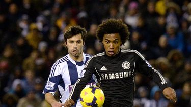 americateve | El brasile&ntilde;o Willian, del Chelsea, controla un bal&oacute;n frente al argentino Claudio Yacob, del West Bromwich Albion, en un partido de la Liga Premier inglesa disputado el martes 11 de febrero de 2014 (AP Foto/ Martin Rickett/PA)  UNITED KINGDOM