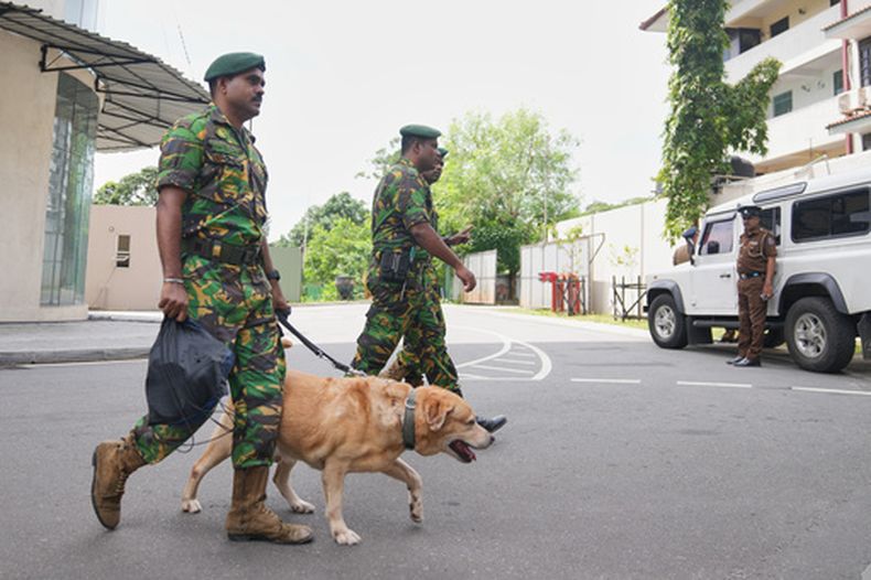 Comandos policiales patrullan con un perro rastreador en el complejo del Tribunal Superior antes del veredicto relacionado con los atentados con bomba de Pascua de 2019 en Colombo, Sri Lanka, el martes 22 de septiembre de 2026. (Eranga Jayawardane)