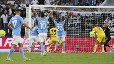 Lazio supera a Bologna pese a expulsión de su arquero
